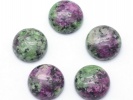 910502 Kaboszon zoisyt z rubinem ok.: 12mm